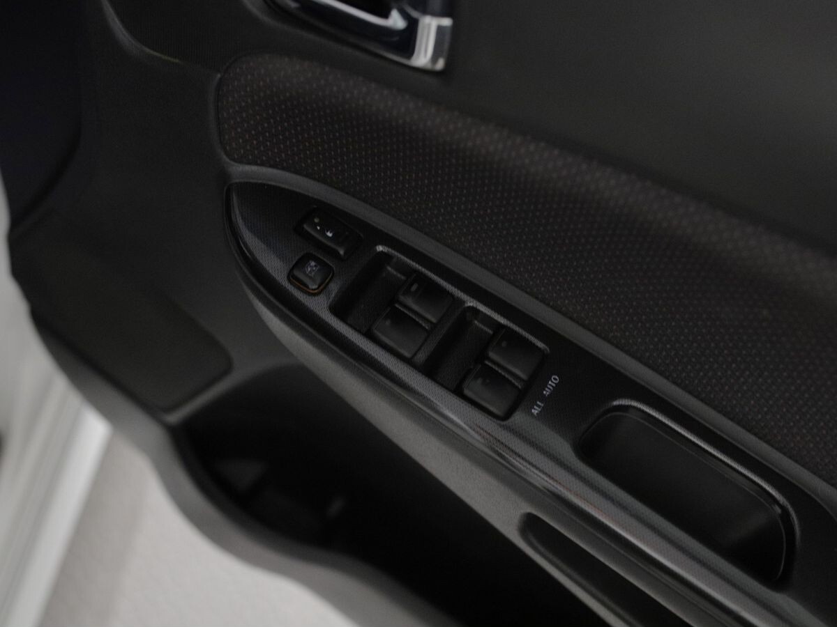 Toyota Wish 2005 - фото автомобиля