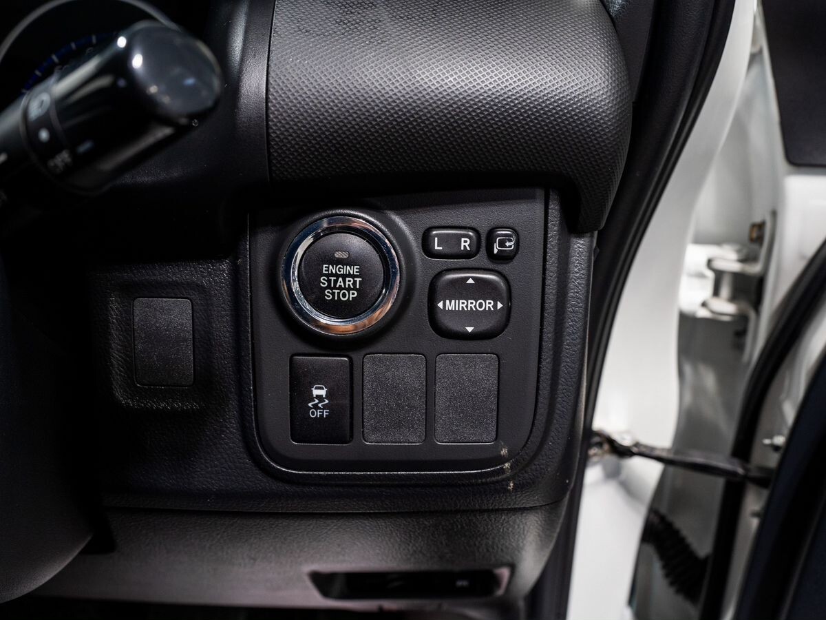 Toyota Wish 2012 - фото автомобиля