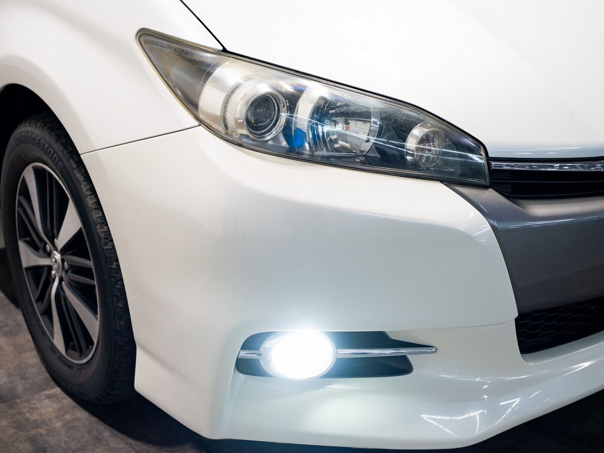 Toyota Wish 2012 - фото автомобиля