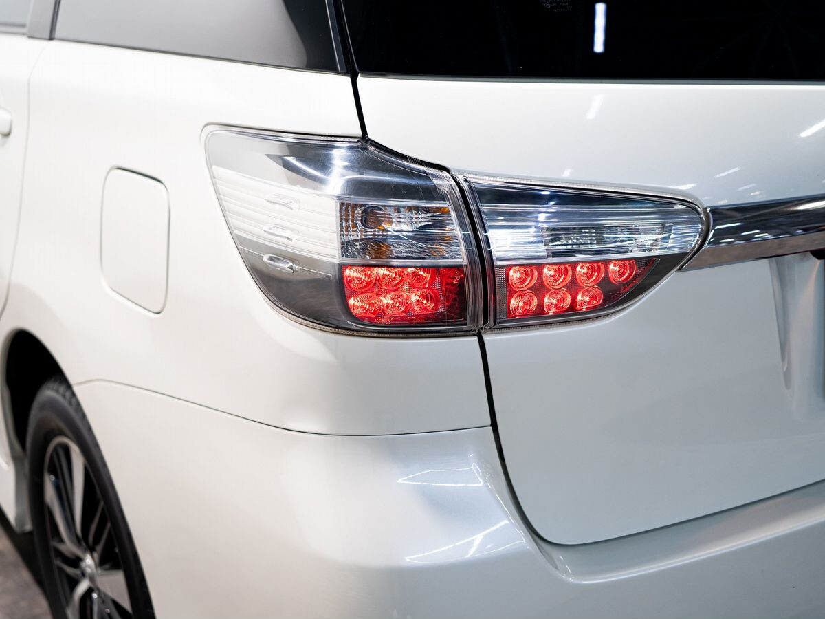 Toyota Wish 2012 - фото автомобиля