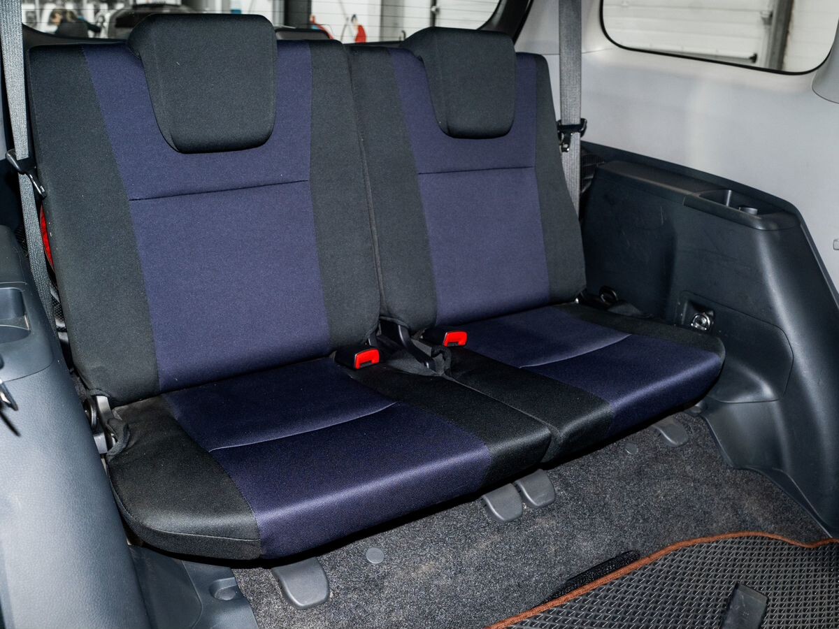 Toyota Wish 2012 - фото автомобиля