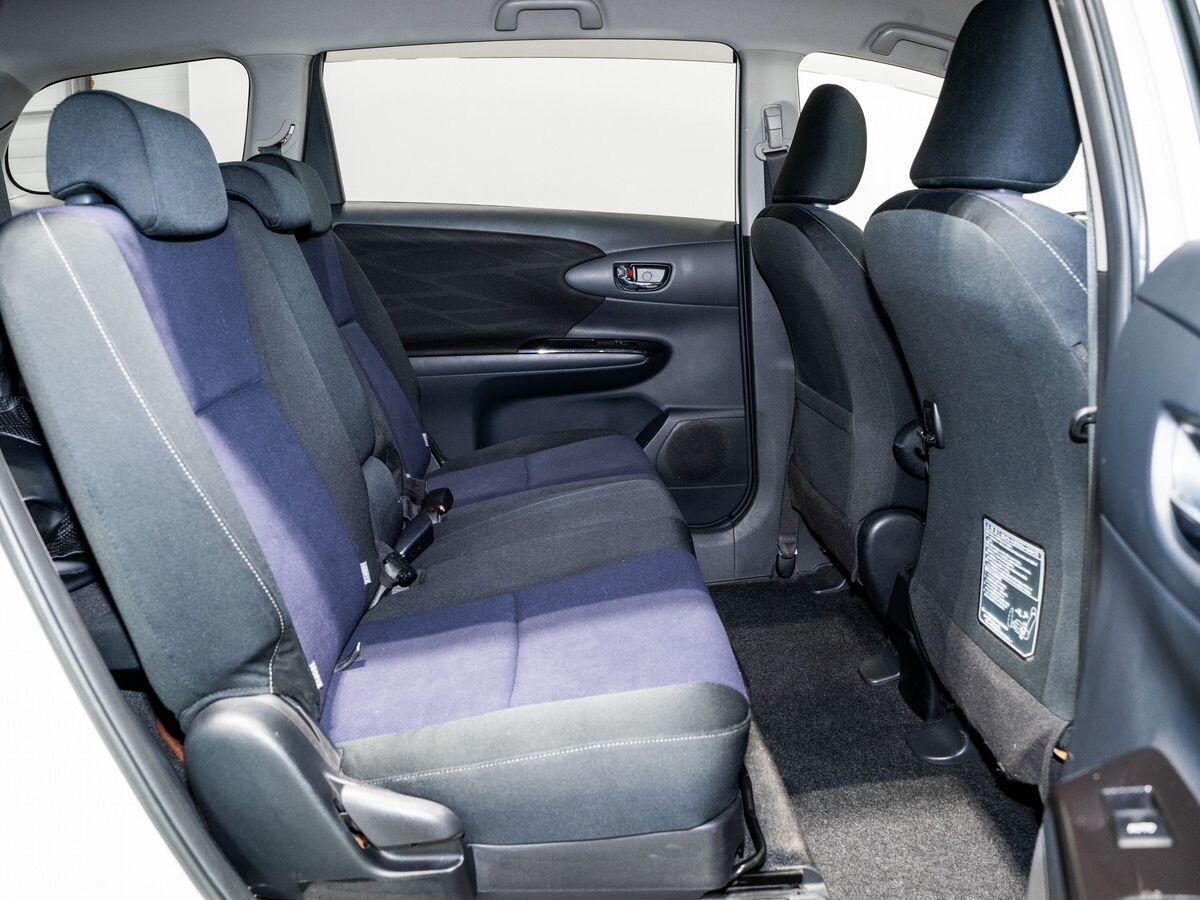 Toyota Wish 2012 - фото автомобиля