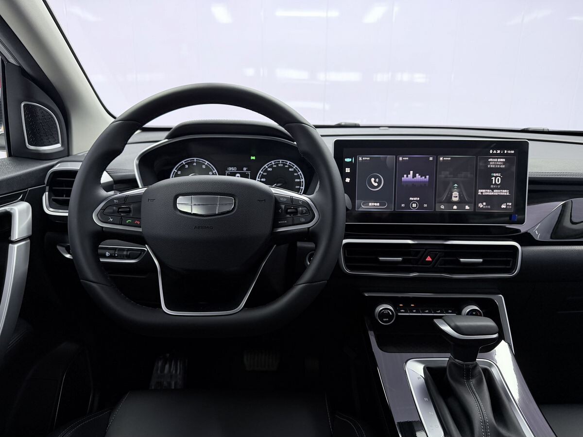 Geely Coolray 2025 - фото автомобиля