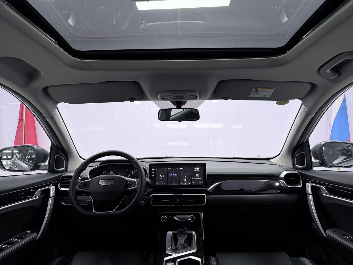 Geely Coolray 2025 - фото автомобиля