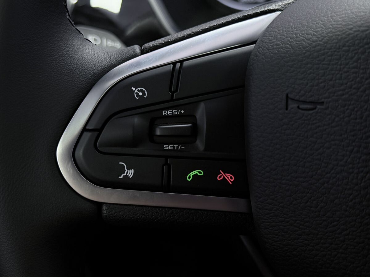 Geely Coolray 2025 - фото автомобиля