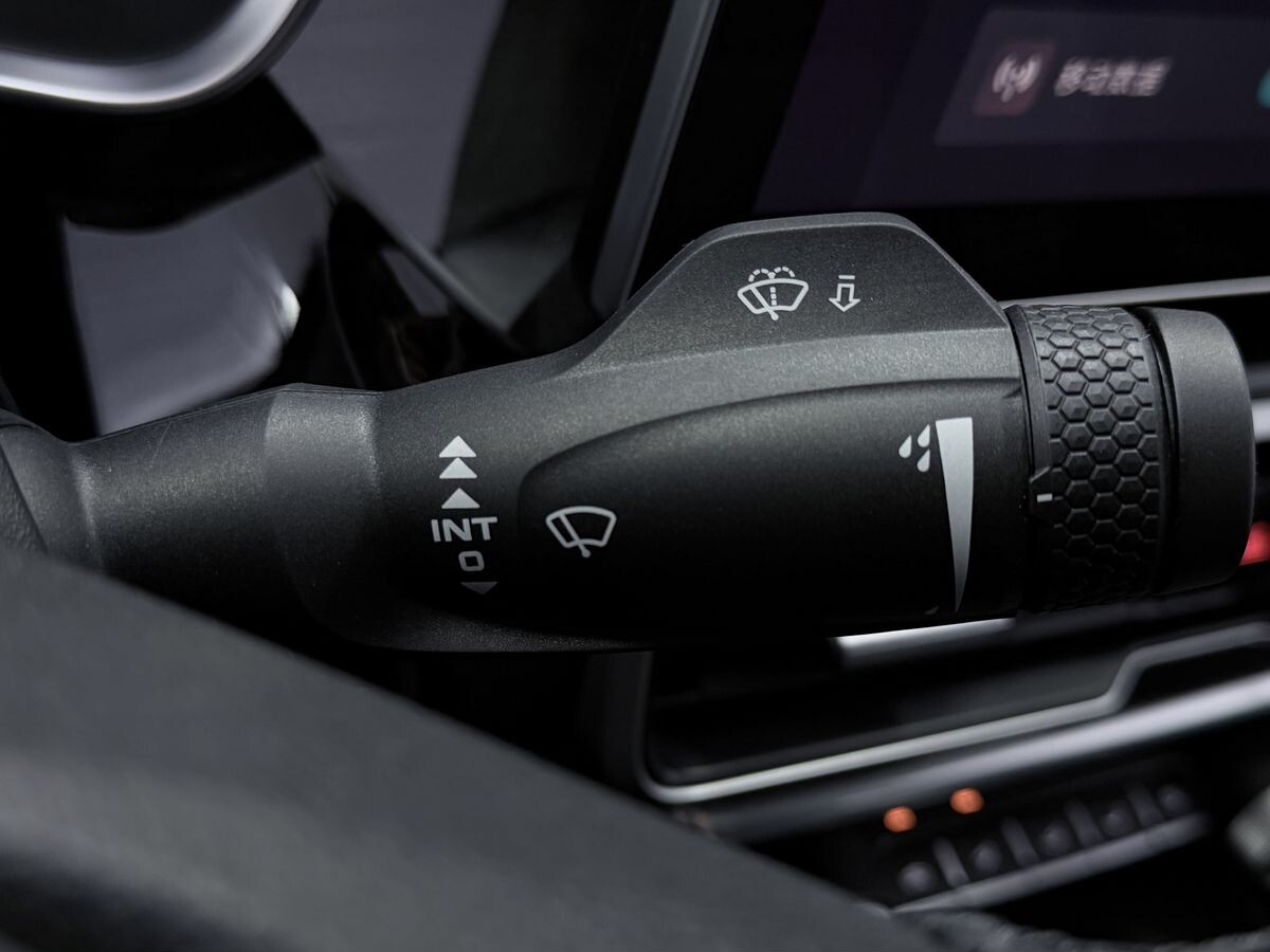 Geely Coolray 2025 - фото автомобиля