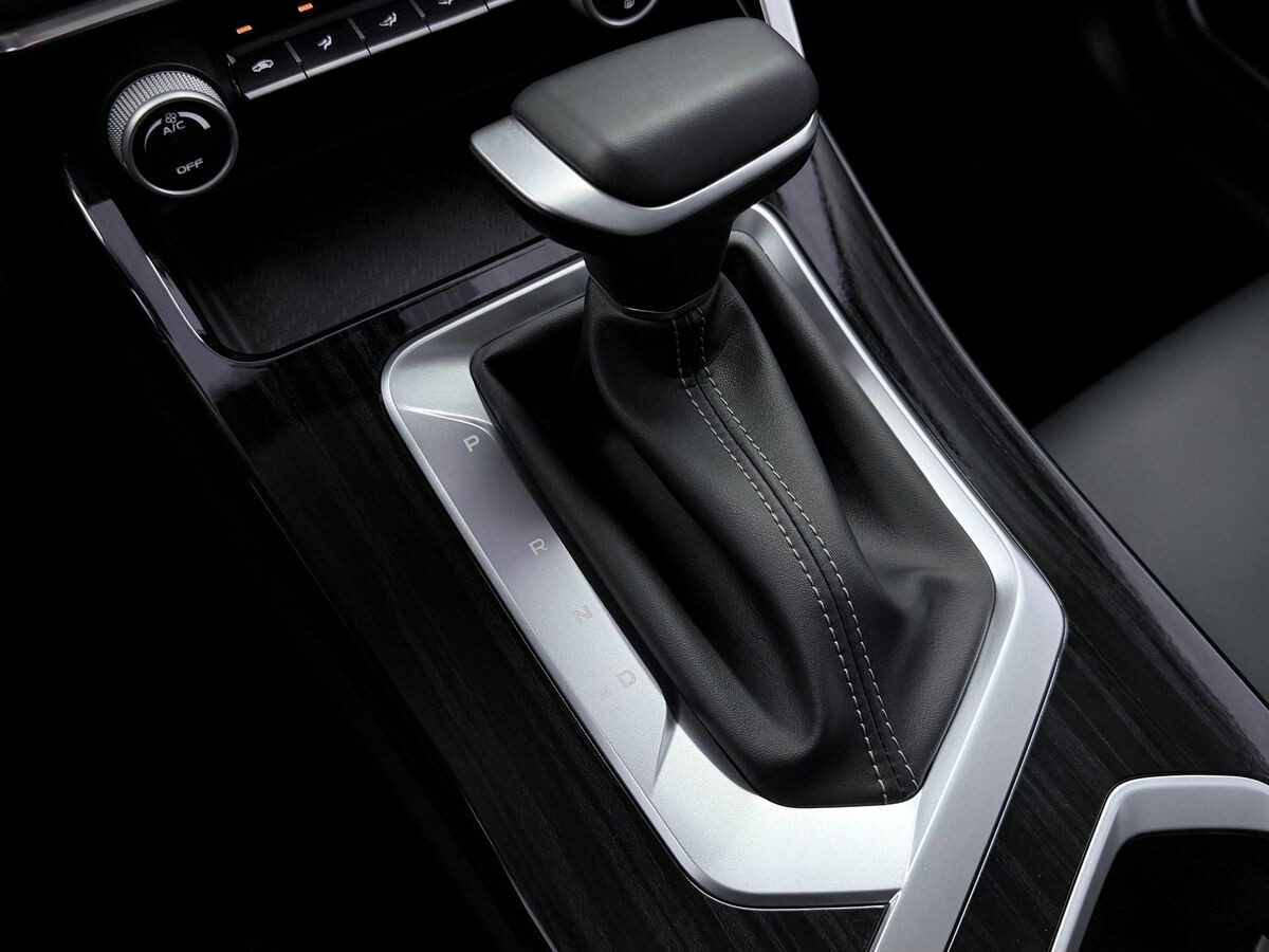 Geely Coolray 2025 - фото автомобиля