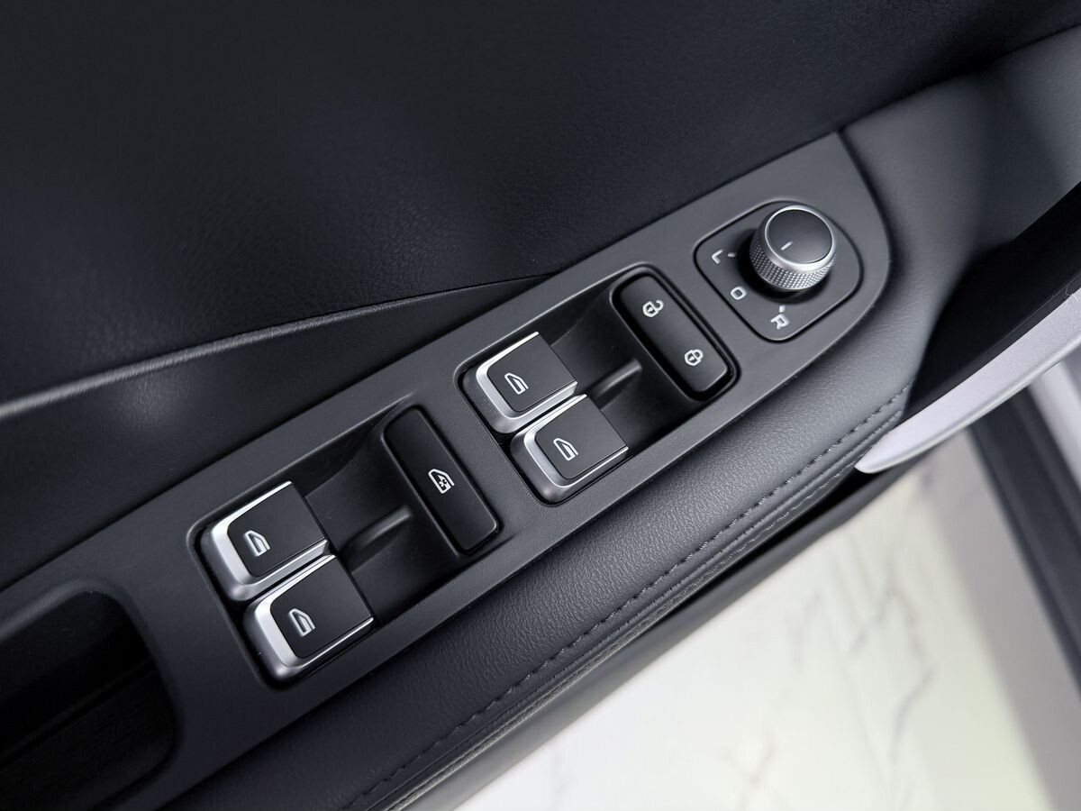 Geely Coolray 2025 - фото автомобиля