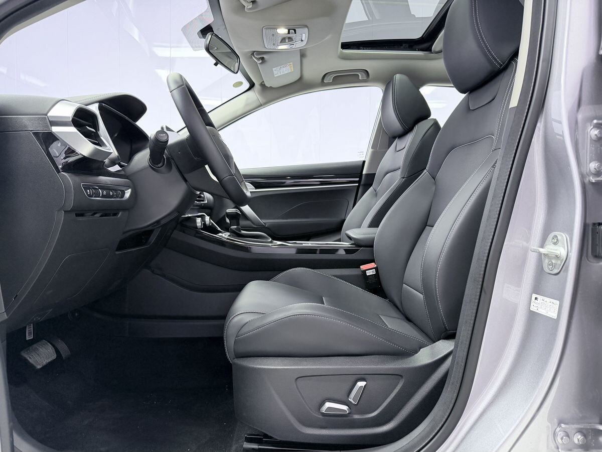 Geely Coolray 2025 - фото автомобиля