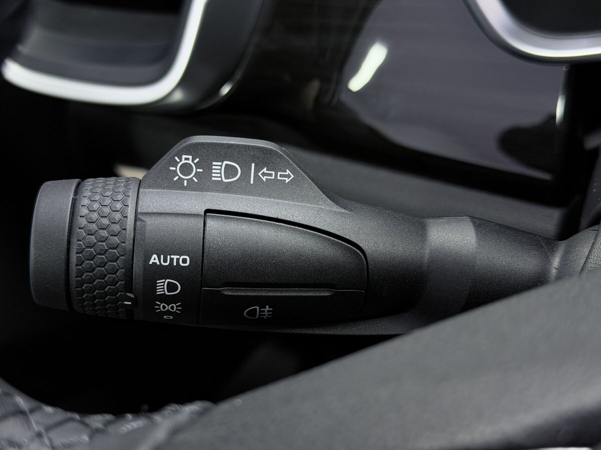 Geely Coolray 2025 - фото автомобиля