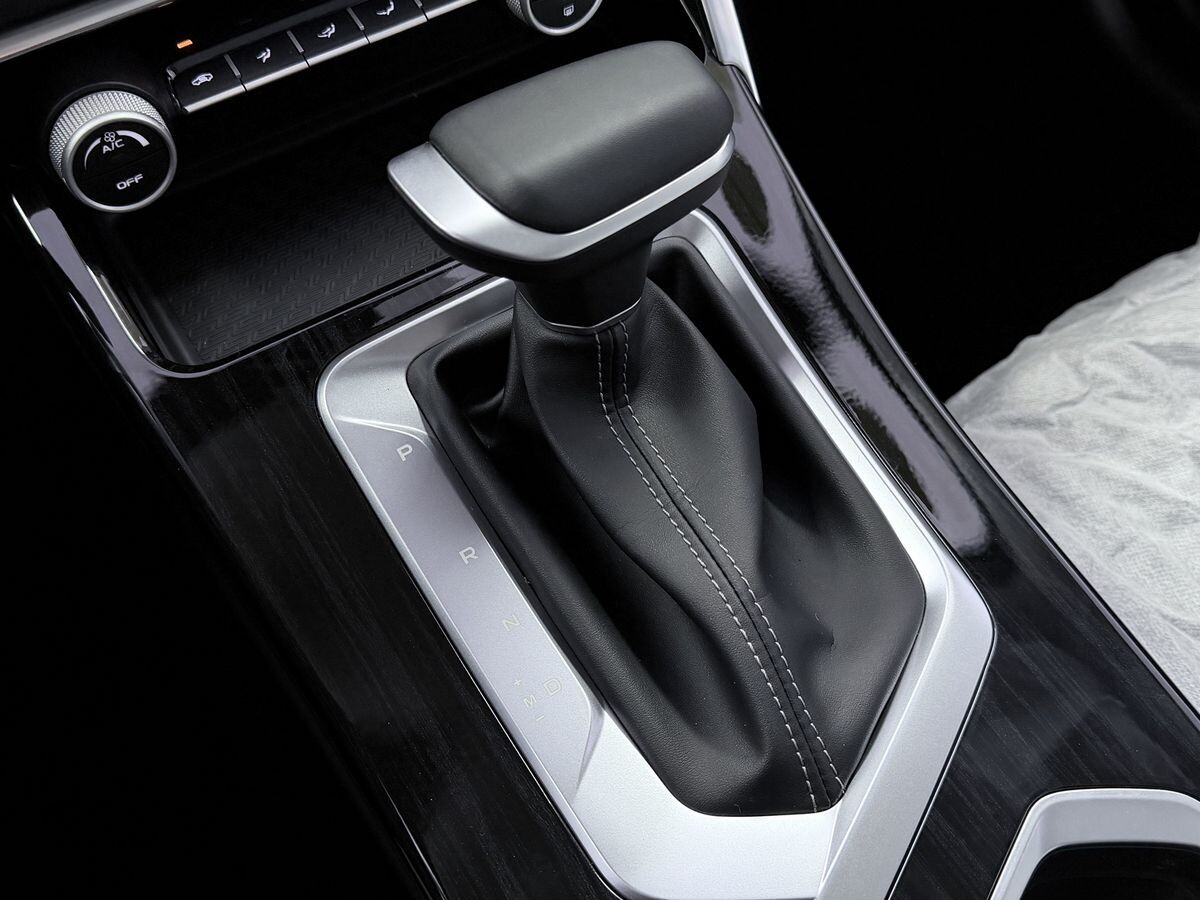 Geely Coolray 2025 - фото автомобиля