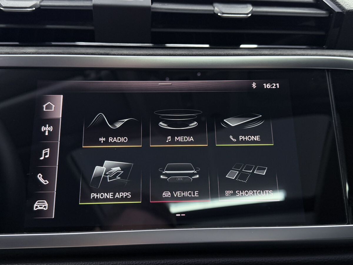 Audi Q3 2021 - фото автомобиля