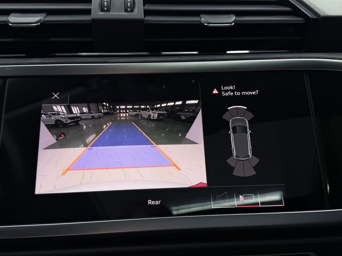 Audi Q3 2021 - фото автомобиля