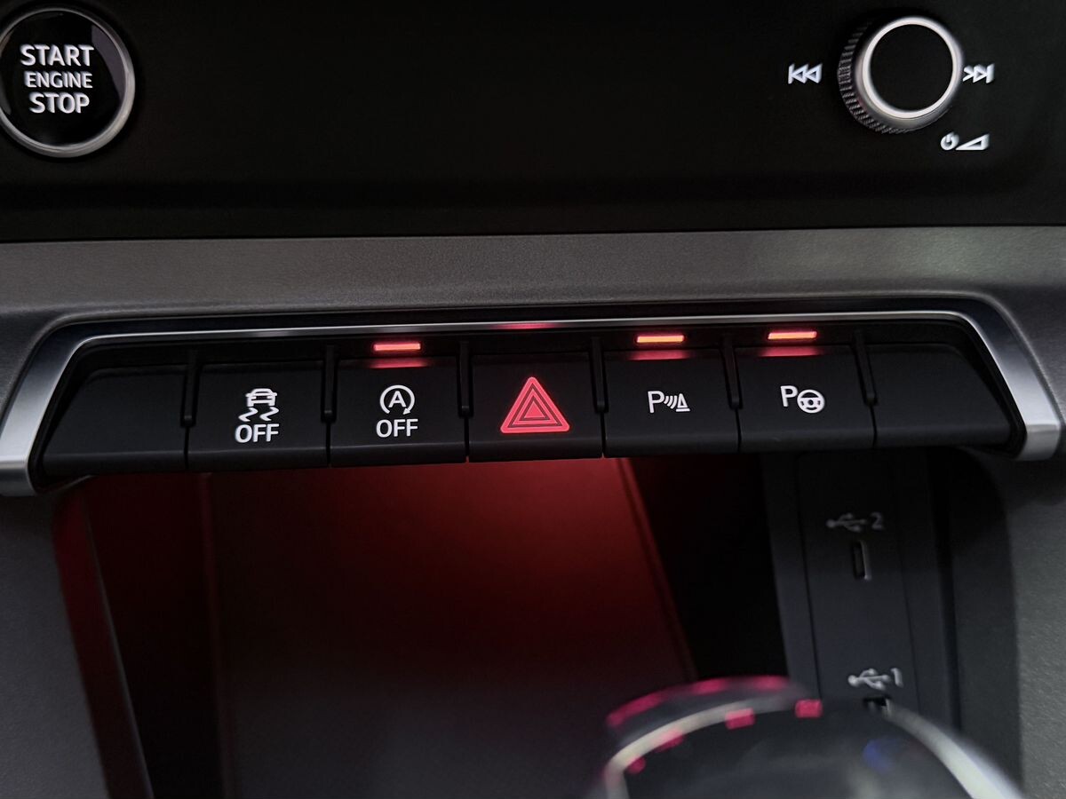 Audi Q3 2021 - фото автомобиля