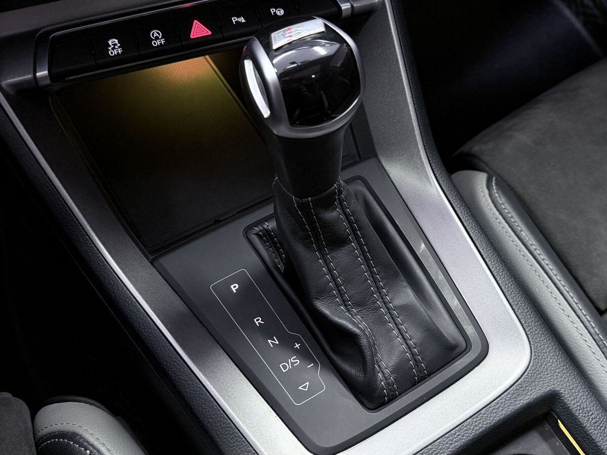 Audi Q3 2021 - фото автомобиля