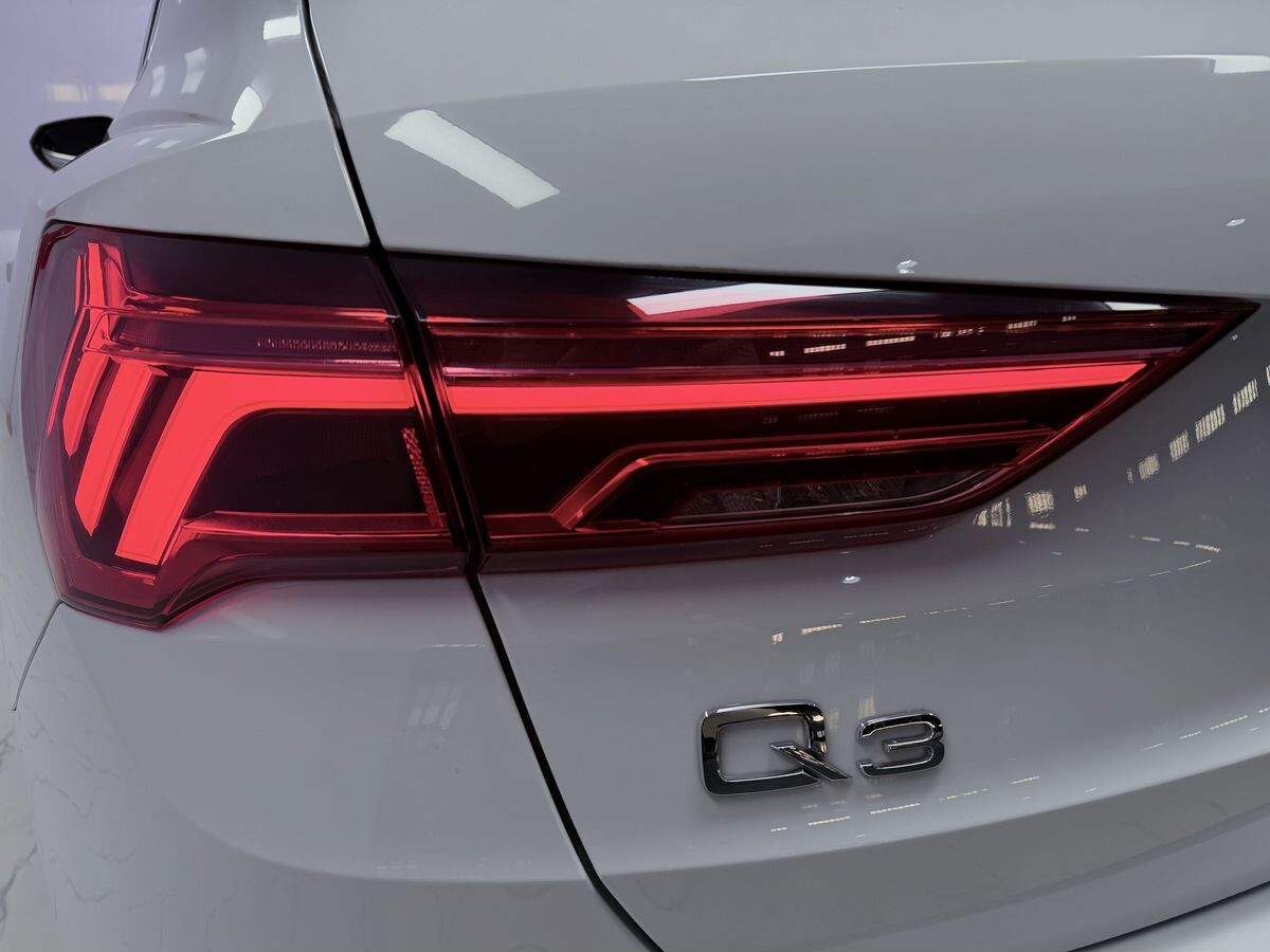 Audi Q3 2021 - фото автомобиля