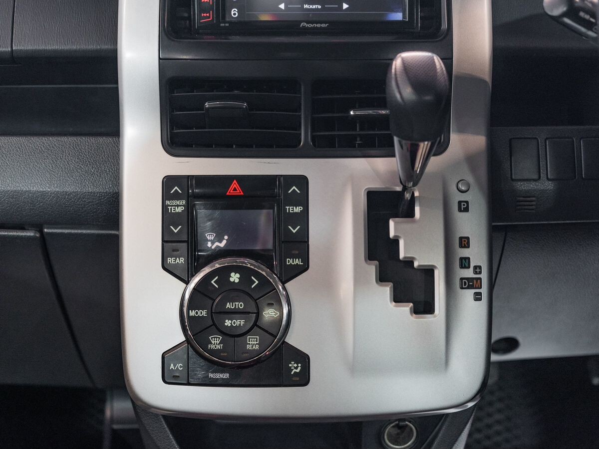 Toyota Noah 2010 - фото автомобиля