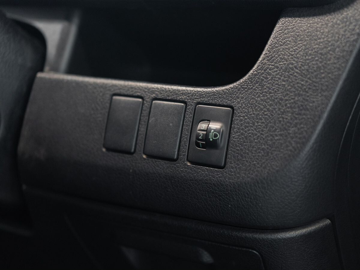 Toyota Noah 2010 - фото автомобиля