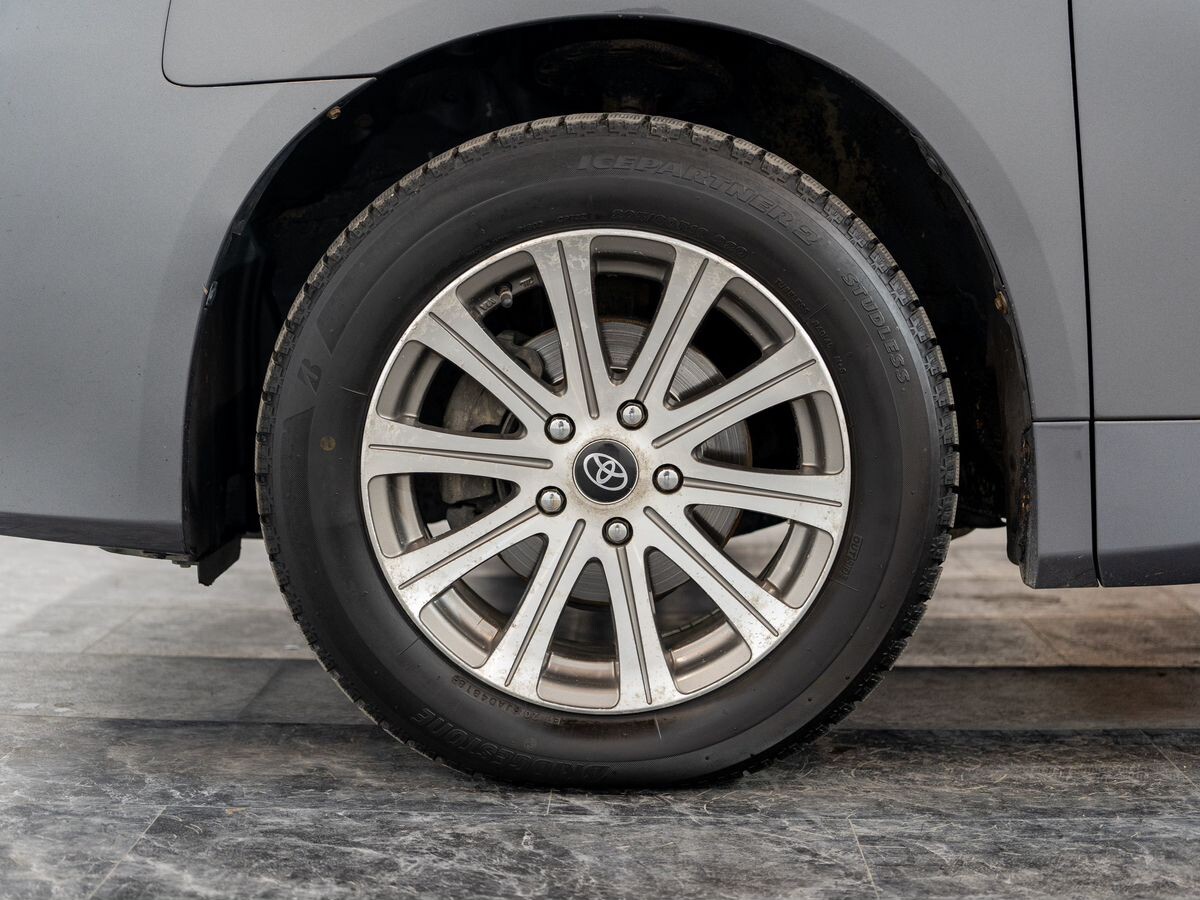 Toyota Noah 2010 - фото автомобиля