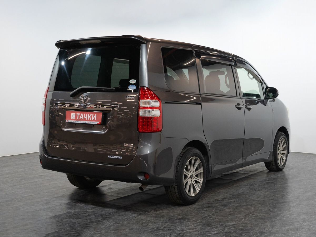 Toyota Noah 2010 - фото автомобиля