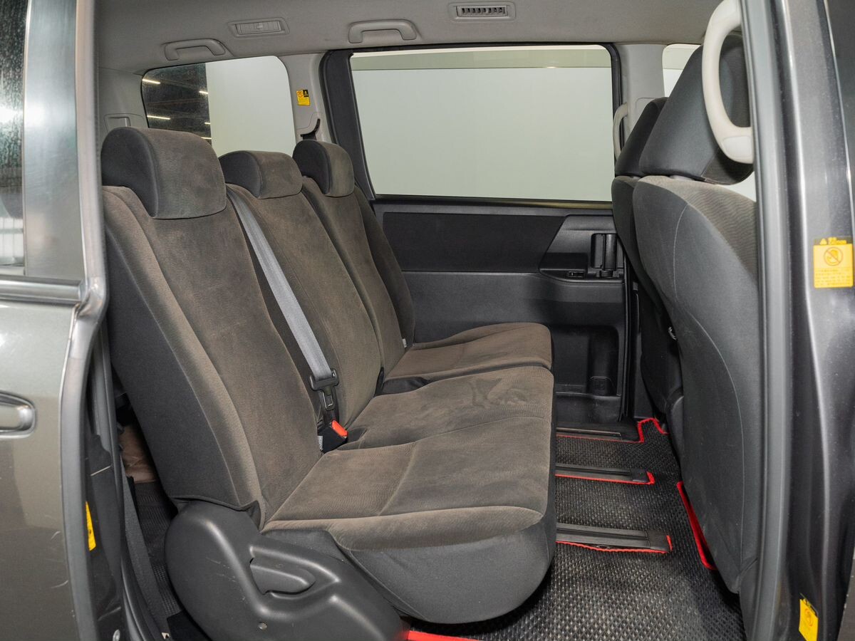 Toyota Noah 2010 - фото автомобиля