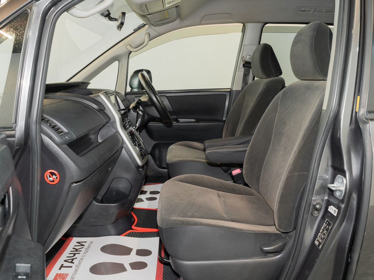 Toyota Noah 2010 - фото автомобиля