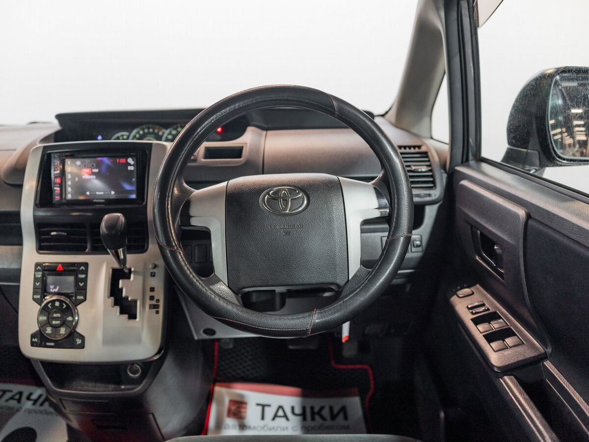 Toyota Noah 2010 - фото автомобиля