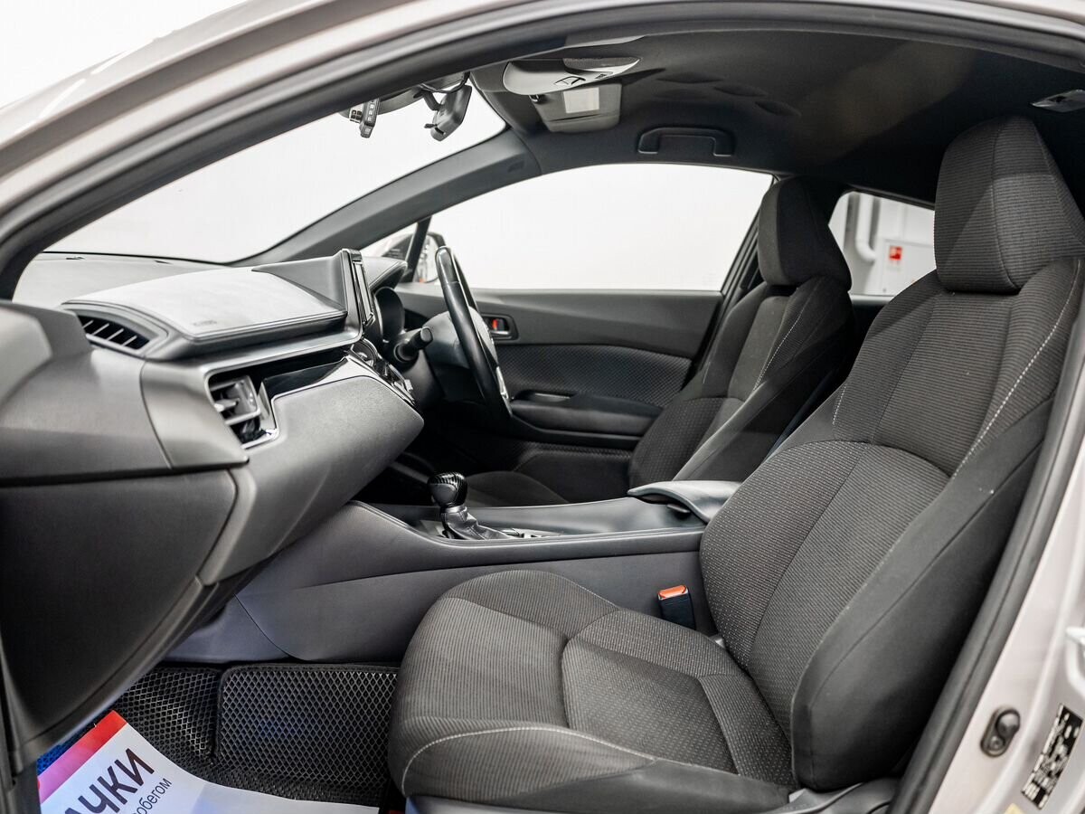 Toyota C-HR 2017 - фото автомобиля