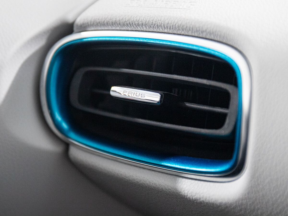 Toyota Prius PHV 2018 - фото автомобиля