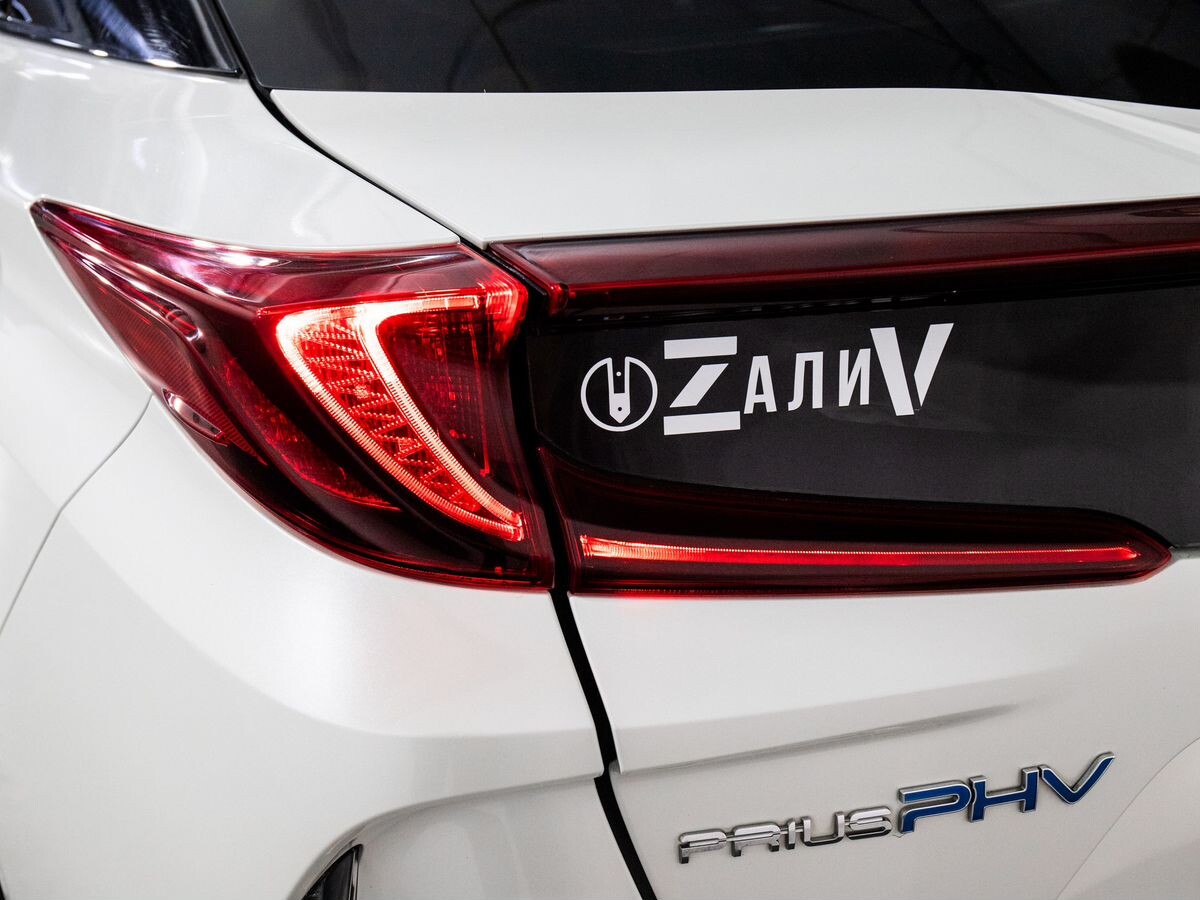 Toyota Prius PHV 2018 - фото автомобиля