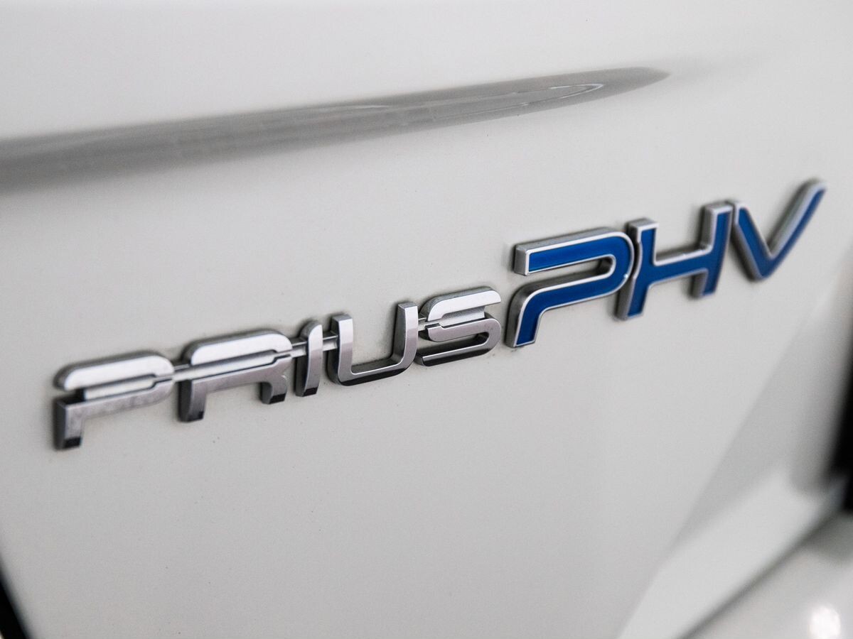 Toyota Prius PHV 2018 - фото автомобиля