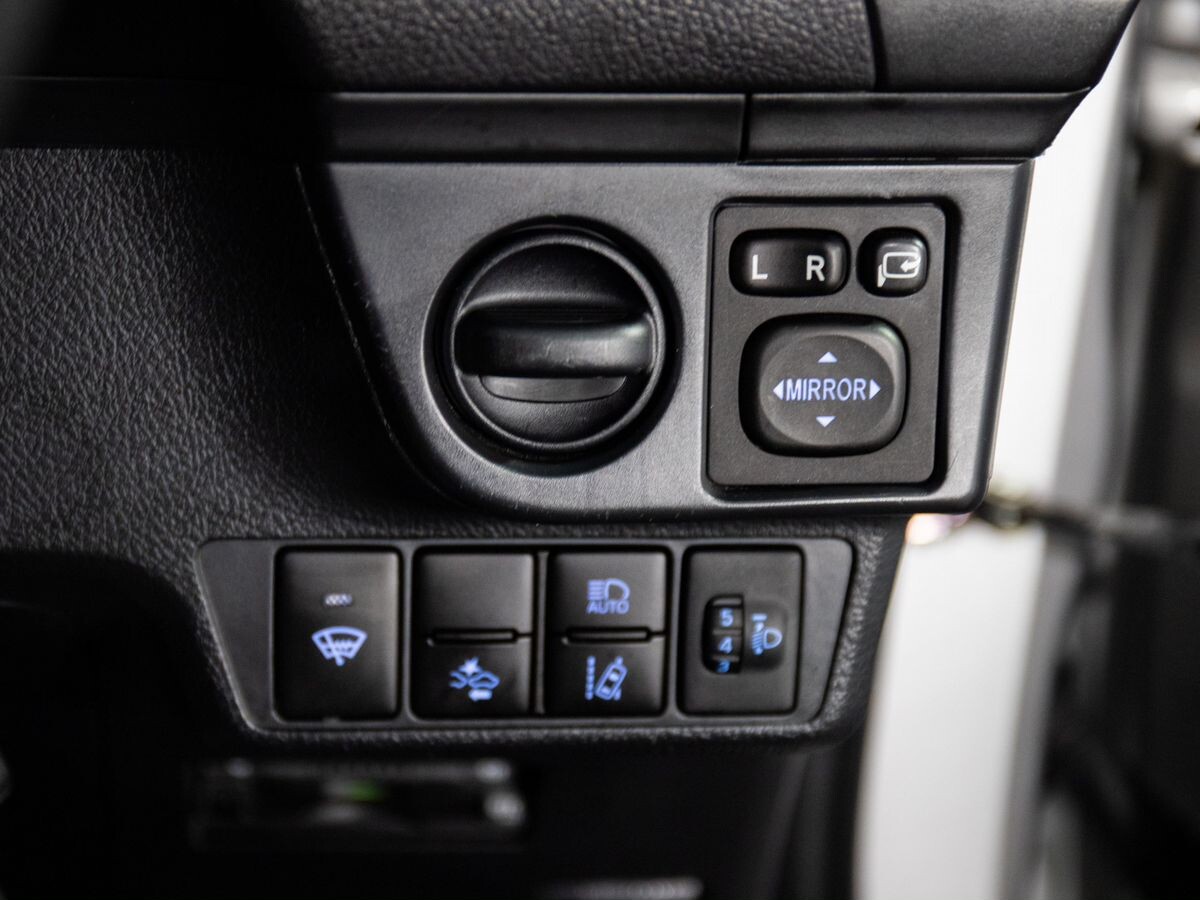 Toyota Corolla Fielder 2019 - фото автомобиля