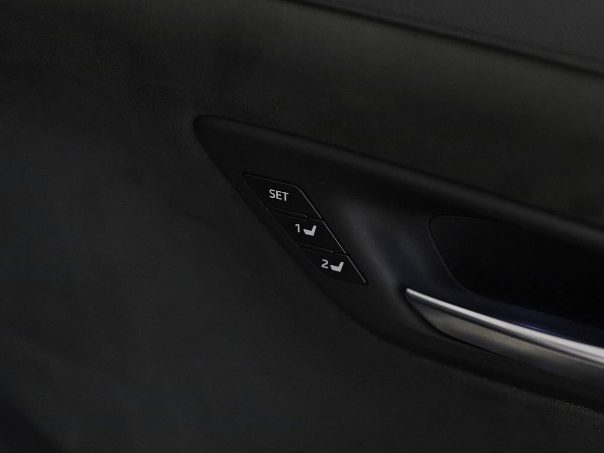Toyota Crown 2018 - фото автомобиля