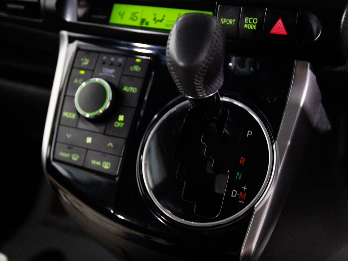 Toyota Wish 2013 - фото автомобиля