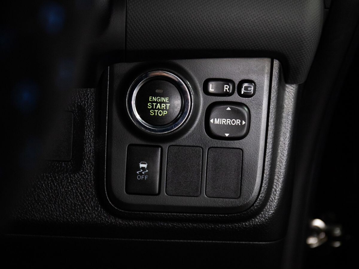 Toyota Wish 2013 - фото автомобиля