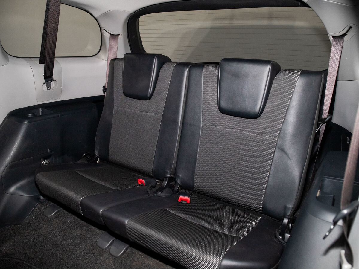 Toyota Wish 2013 - фото автомобиля