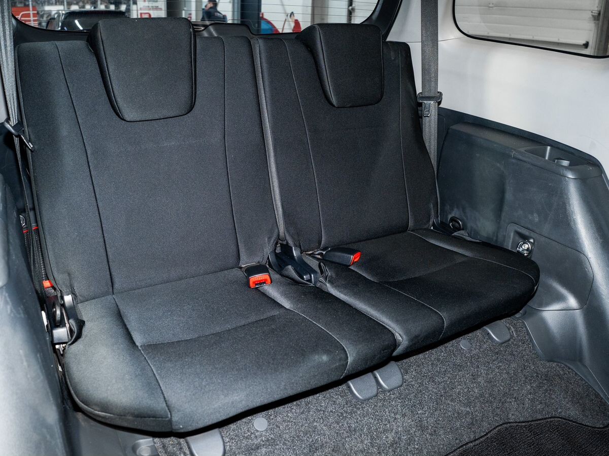 Toyota Wish 2010 - фото автомобиля