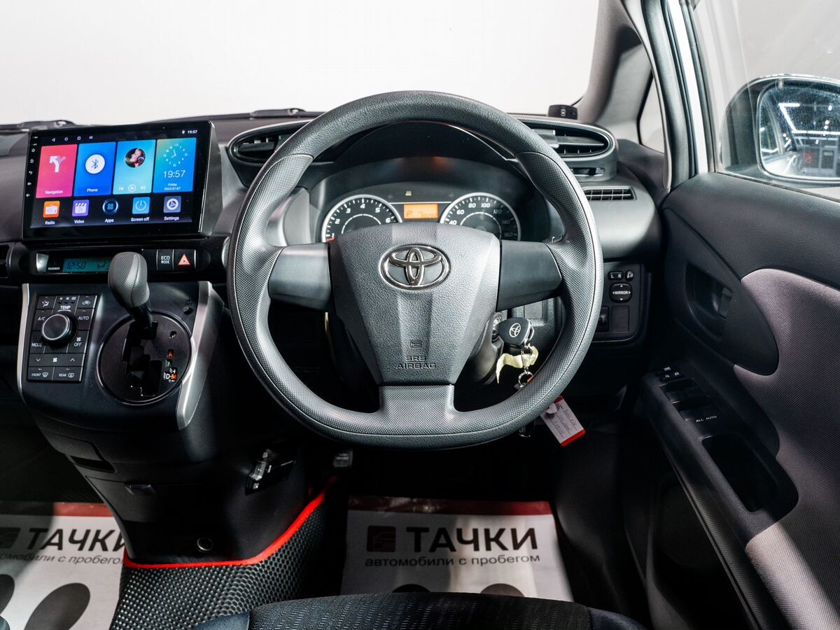 Toyota Wish 2010 - фото автомобиля