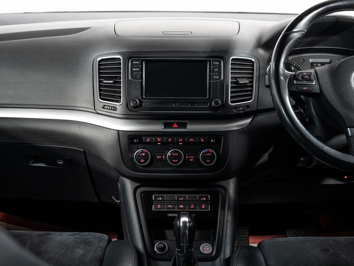 Volkswagen Sharan 2012 - фото автомобиля