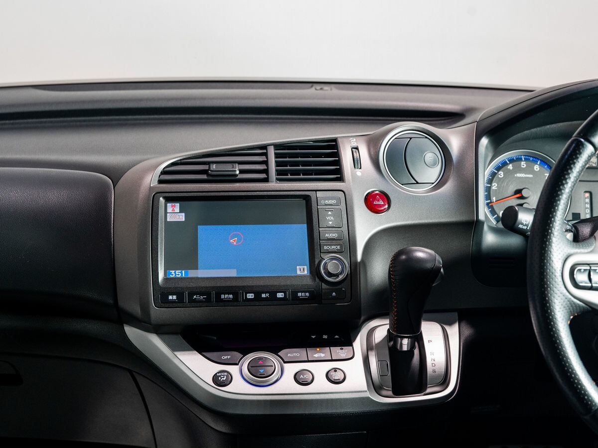 Honda Stream 2009 - фото автомобиля