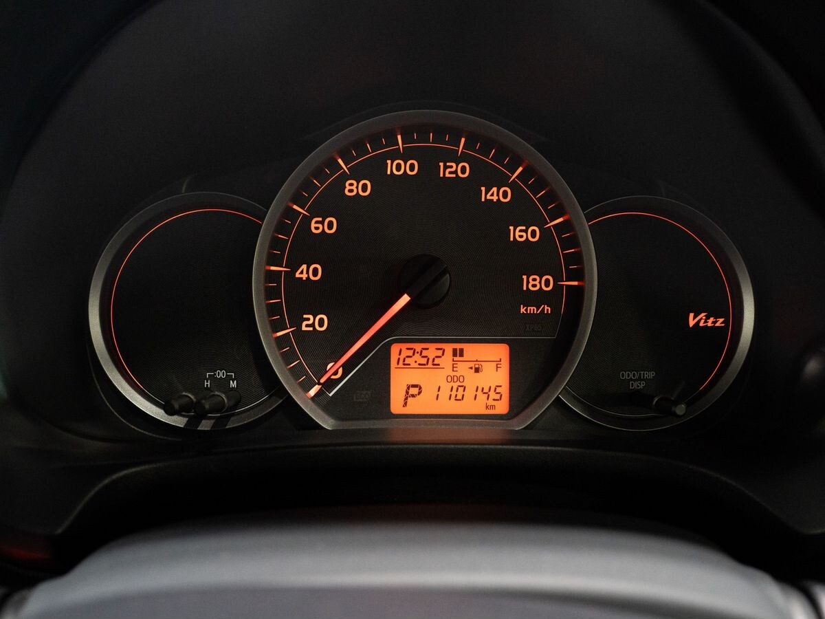 Toyota Vitz 2013 - фото автомобиля