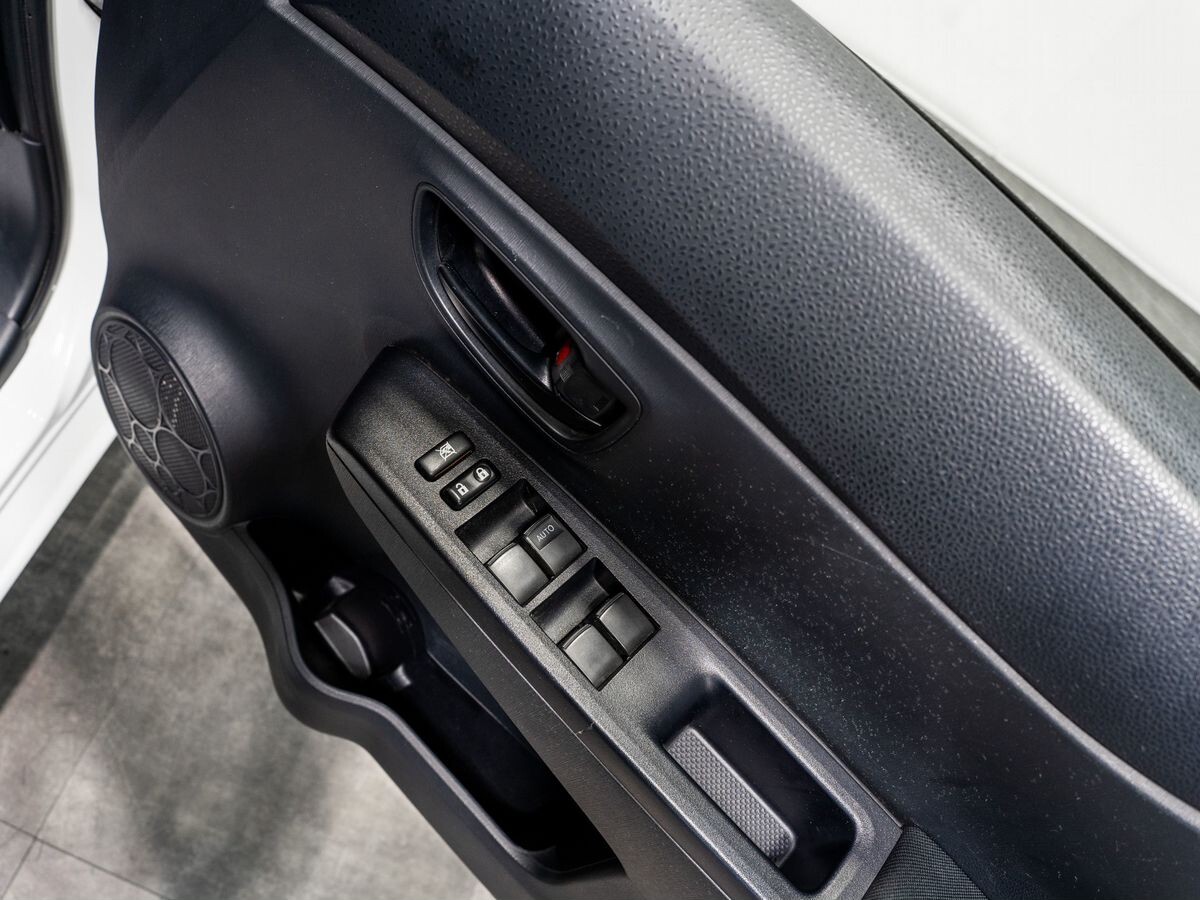 Toyota Vitz 2013 - фото автомобиля