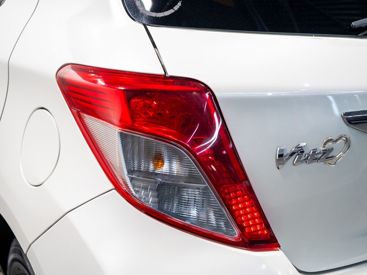 Toyota Vitz 2013 - фото автомобиля