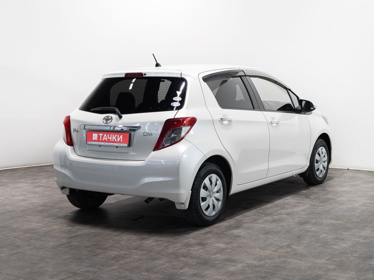 Toyota Vitz 2013 - фото автомобиля