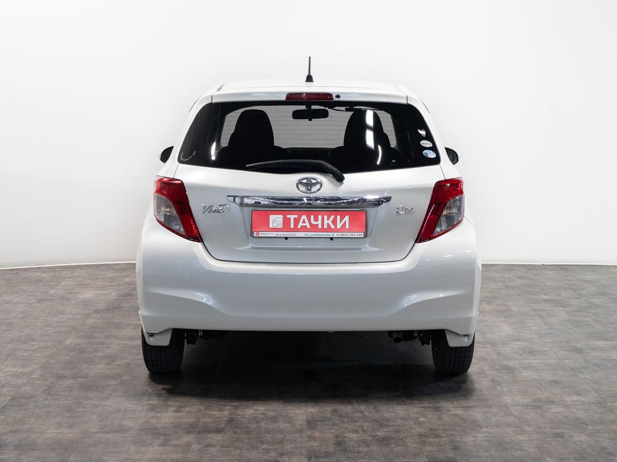 Toyota Vitz 2013 - фото автомобиля