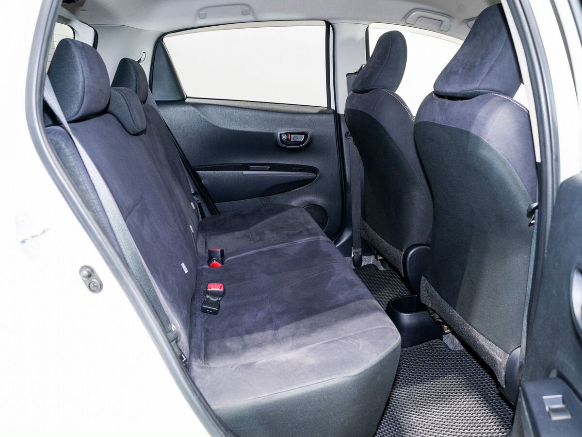 Toyota Vitz 2013 - фото автомобиля