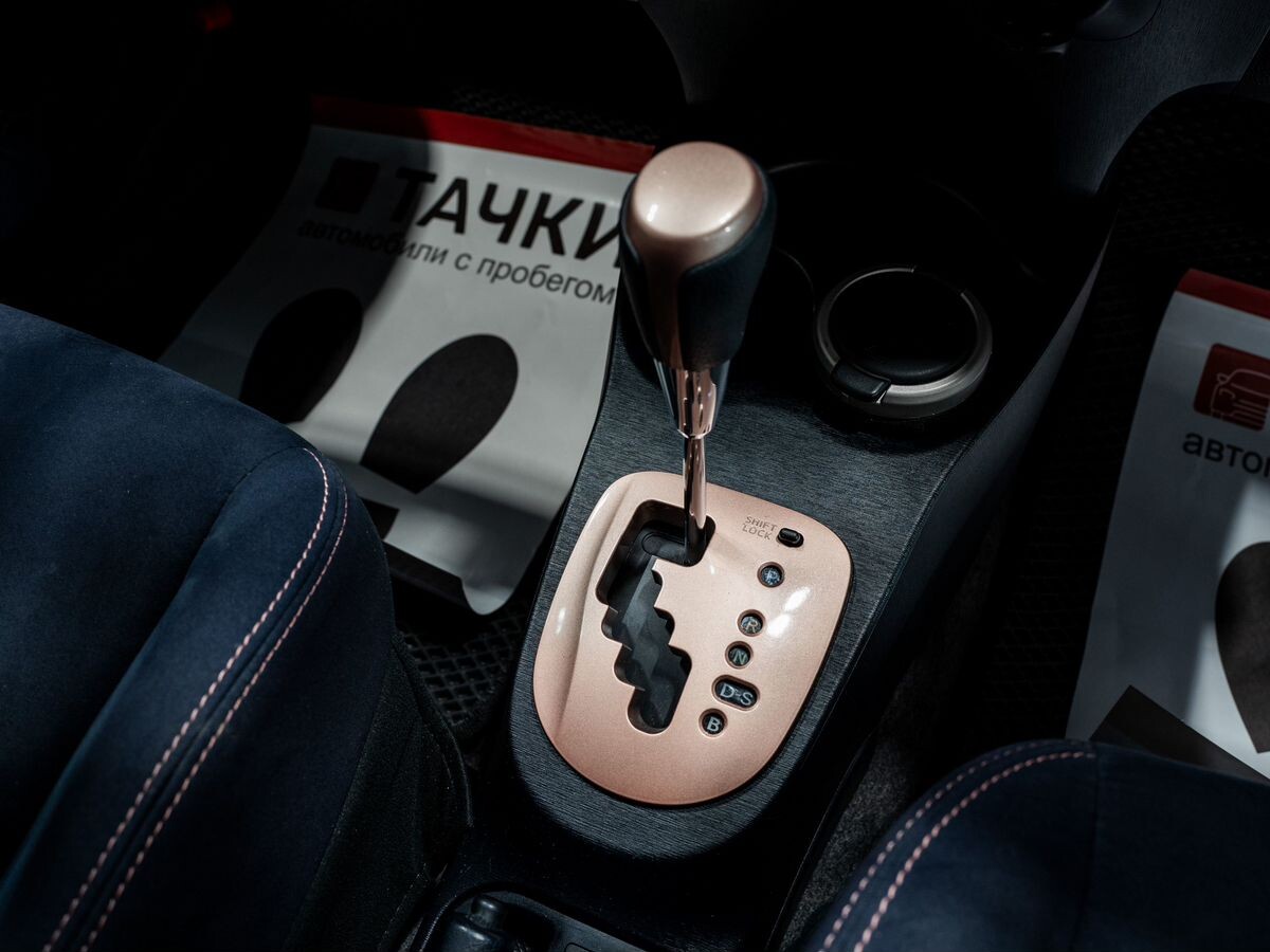 Toyota Vitz 2013 - фото автомобиля
