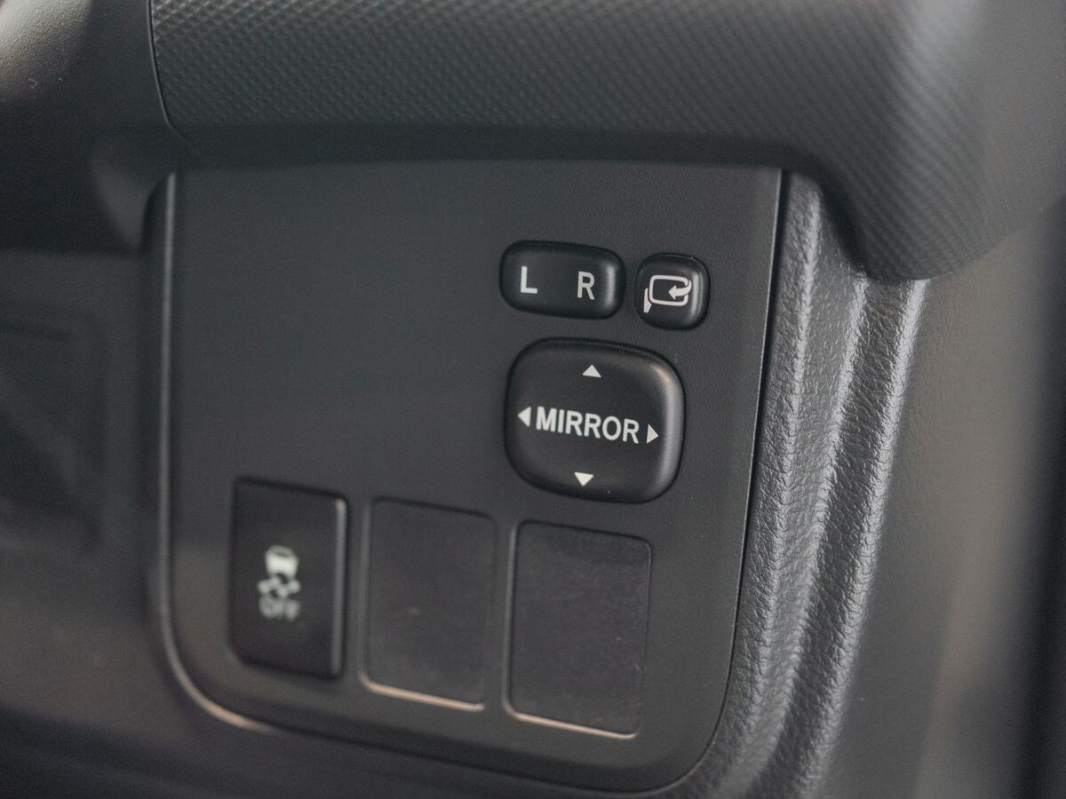 Toyota Wish 2013 - фото автомобиля