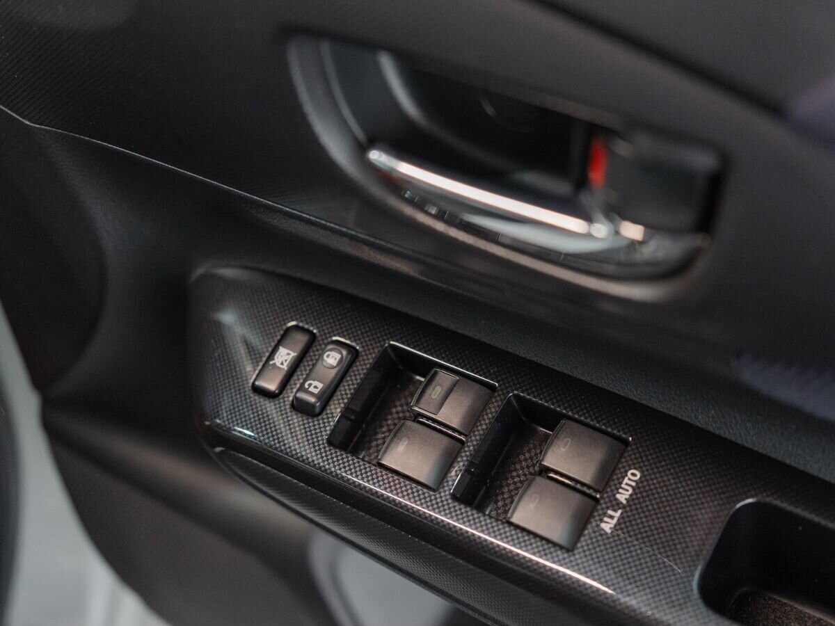 Toyota Wish 2013 - фото автомобиля