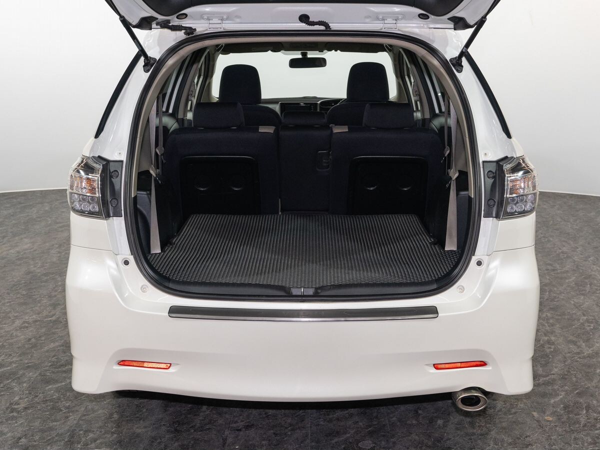 Toyota Wish 2013 - фото автомобиля